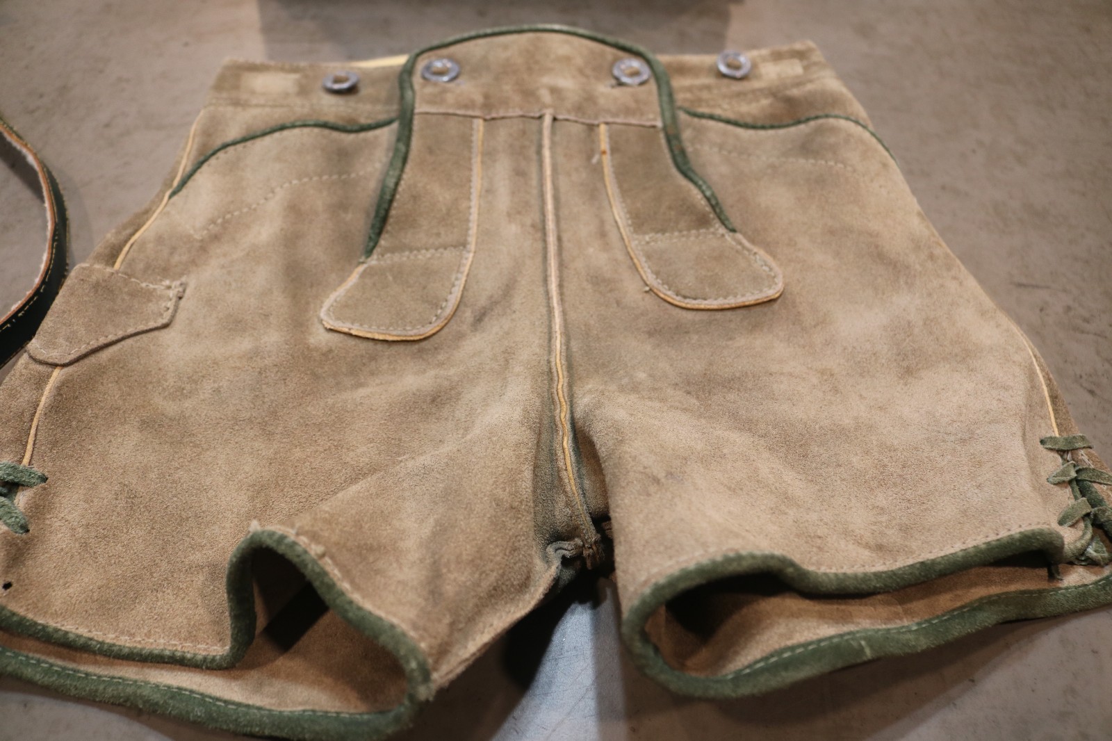 VTG BOYS SIZE 5 AUTHENTIC SUEDE BAVARIAN LEDERHOSEN OKTOBERFEST GEMUETLICHKEIT