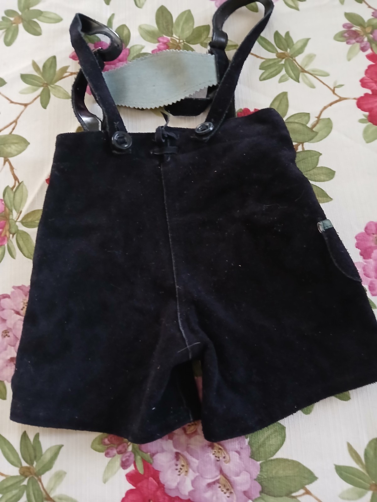 Vintage 1960s Black Lederhosen Shorts w/ Suspenders – Suede Size 86 Kids – VG+