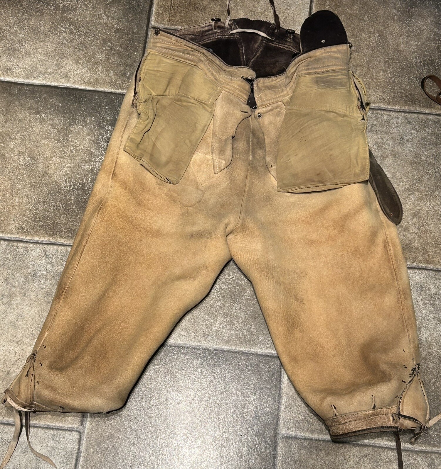 Antike Trachten Hirschleder Kniebund-Lederhose gestickt, m. Gesäß-, Messertasche
