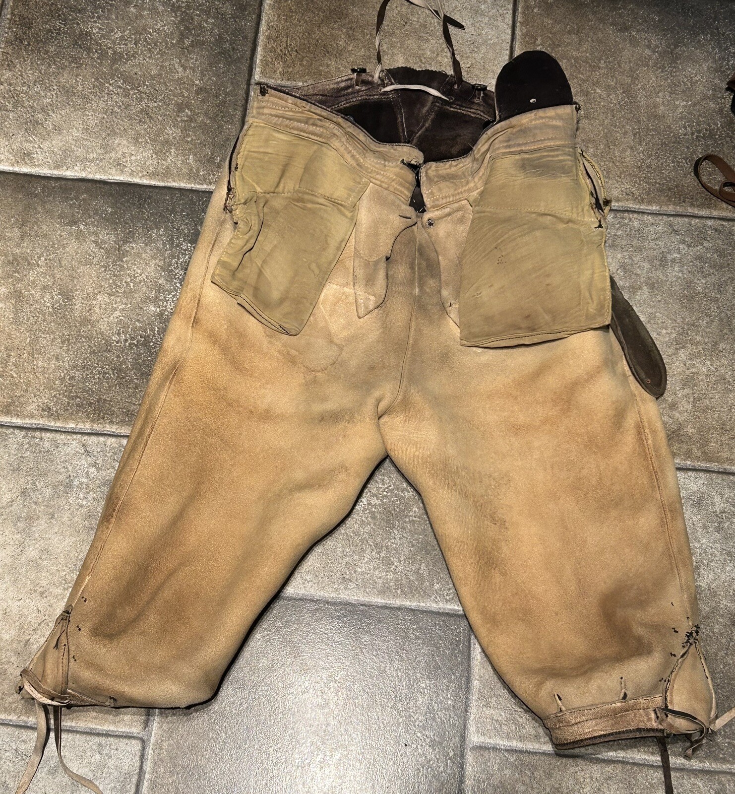 Antike Trachten Hirschleder Kniebund-Lederhose gestickt, m. Gesäß-, Messertasche