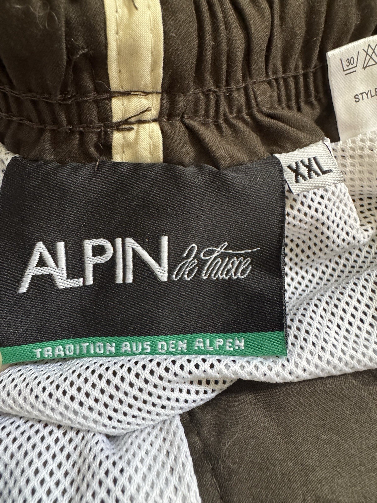 Alpin de Suisse Men’s Oktoberfest Lederhosen Style Shorts Black Embroidered XXL