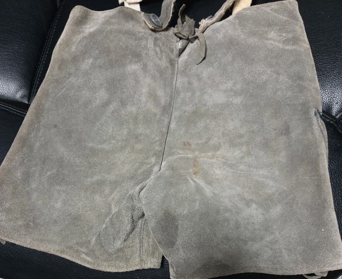 Vintage Lederhosen Suede Gray Shorts & Suspenders Oktoberfest Bavarian 22″