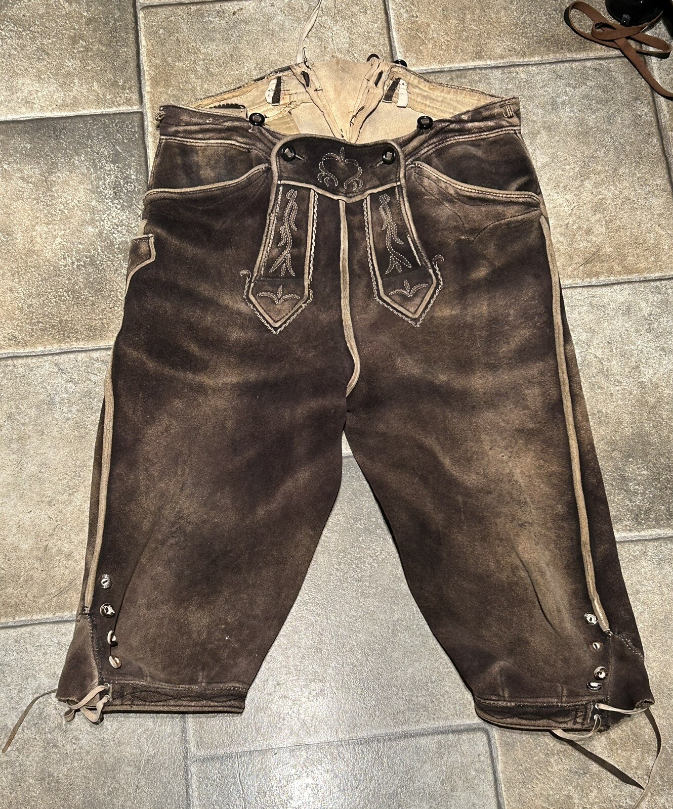 Antike Trachten Hirschleder Kniebund-Lederhose gestickt, m. Gesäß-, Messertasche