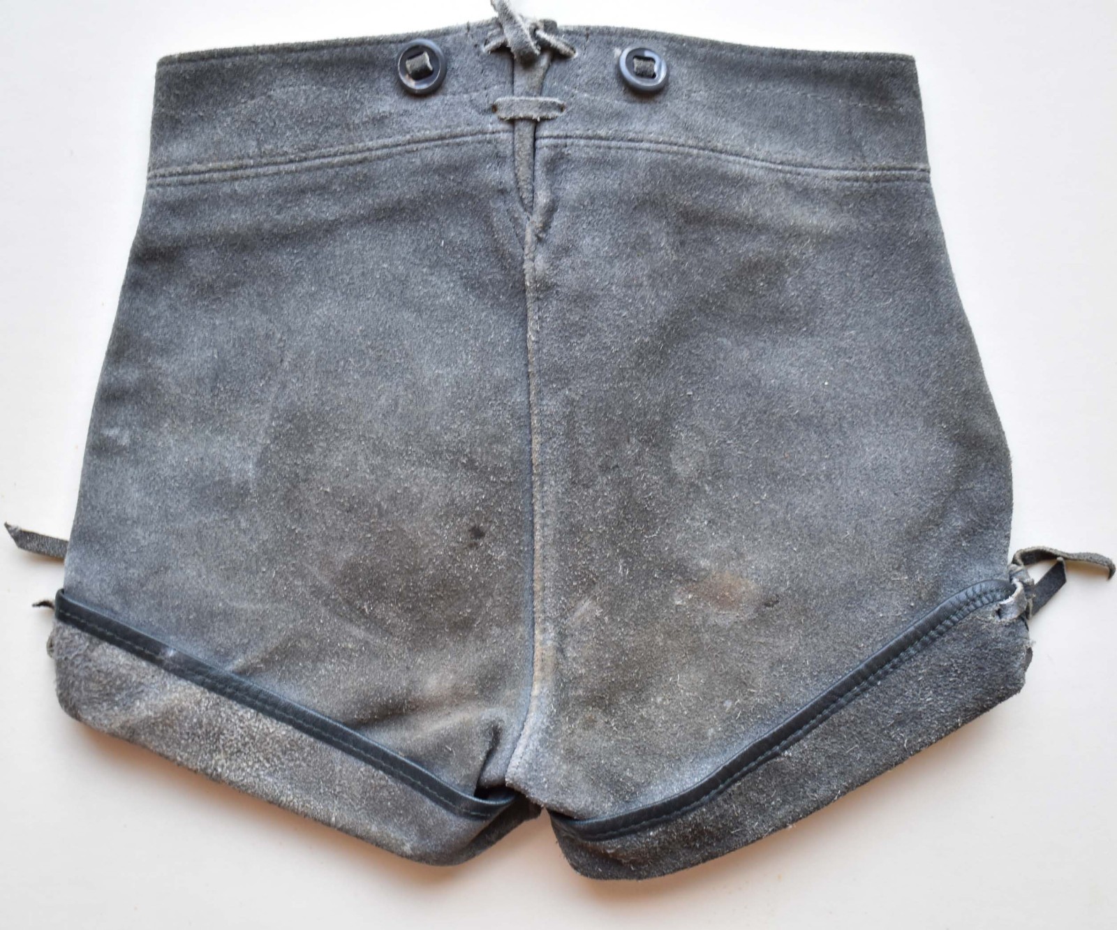 Boy’s Lederhosen – Authentic Vintage 70s German Leather Shorts – Suspenders -22W