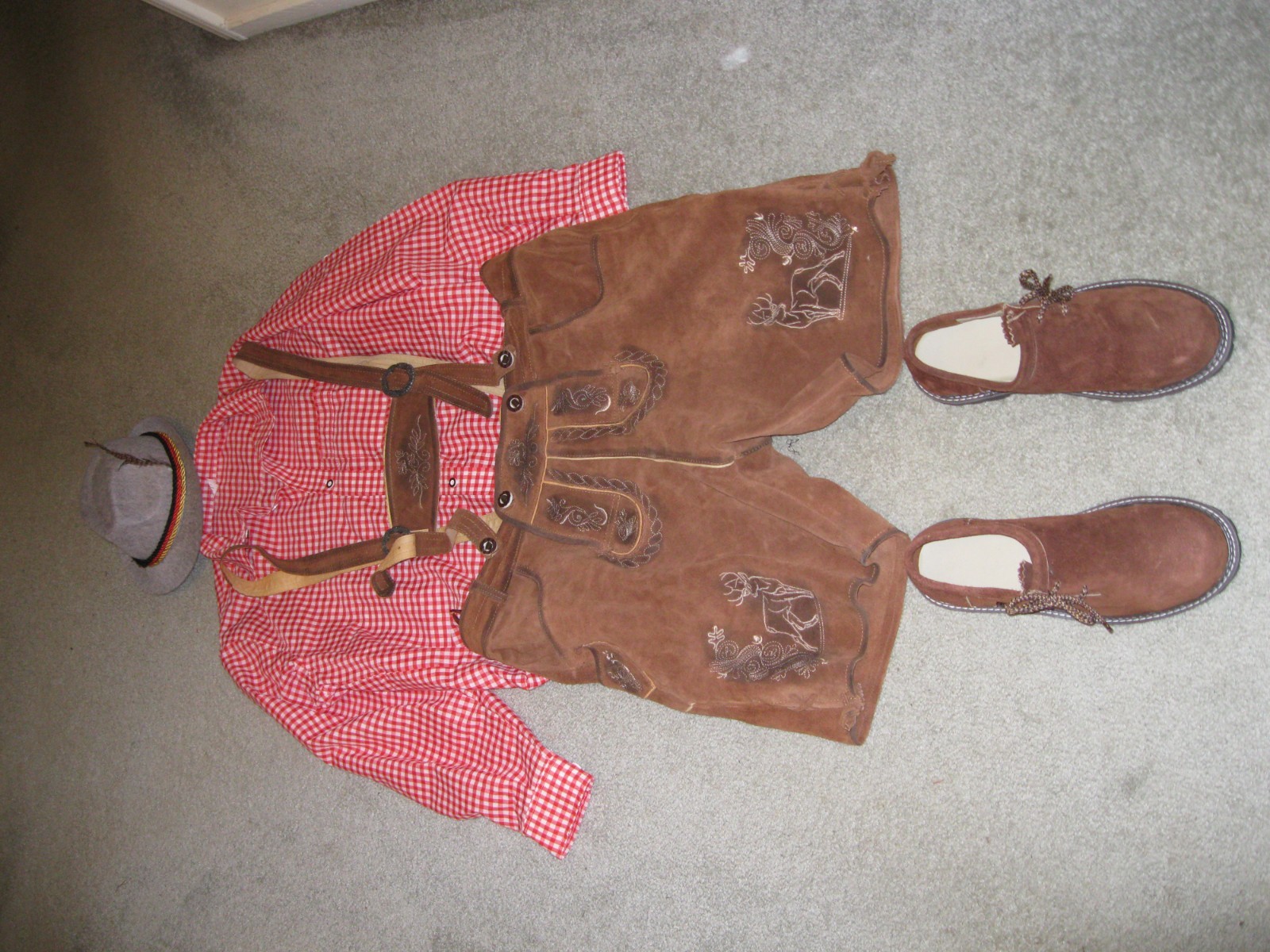 COMPLETE COUPLE GERMAN LEDERHOSEN OUTFIT waist sz 40 & BEER STEIN HALLOWEEN