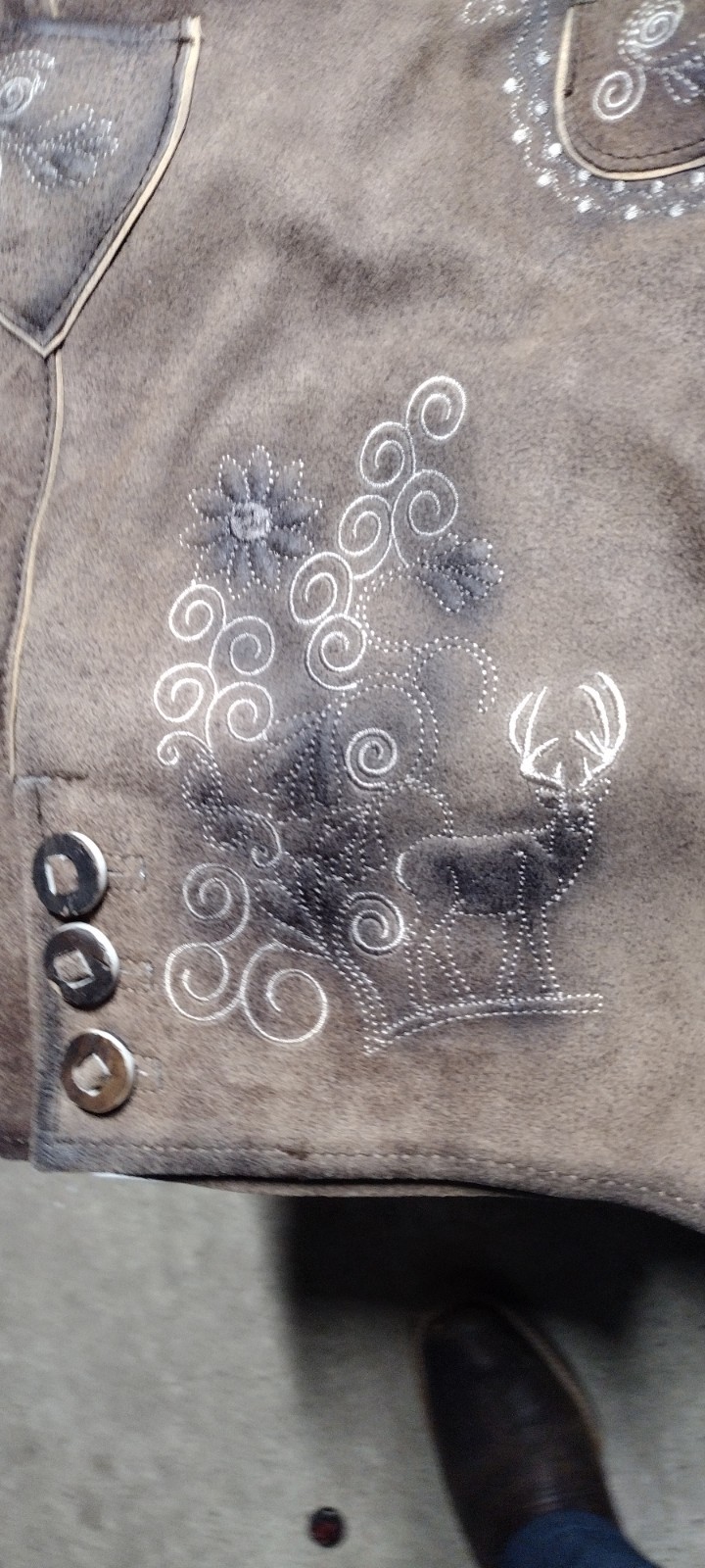 Bavarian Lederhosen leather shorts with intricate embroidery. Men’s US 32 or 34