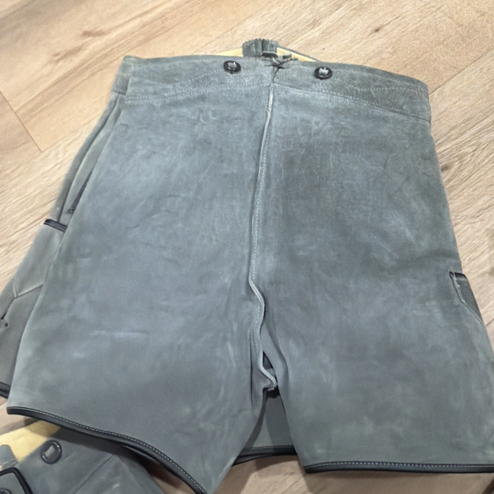 VINTAGE GERMAN LEDERHOSEN GRAY SUEDE LEATHER OKTOBERFEST FESTIVAL Women Men??