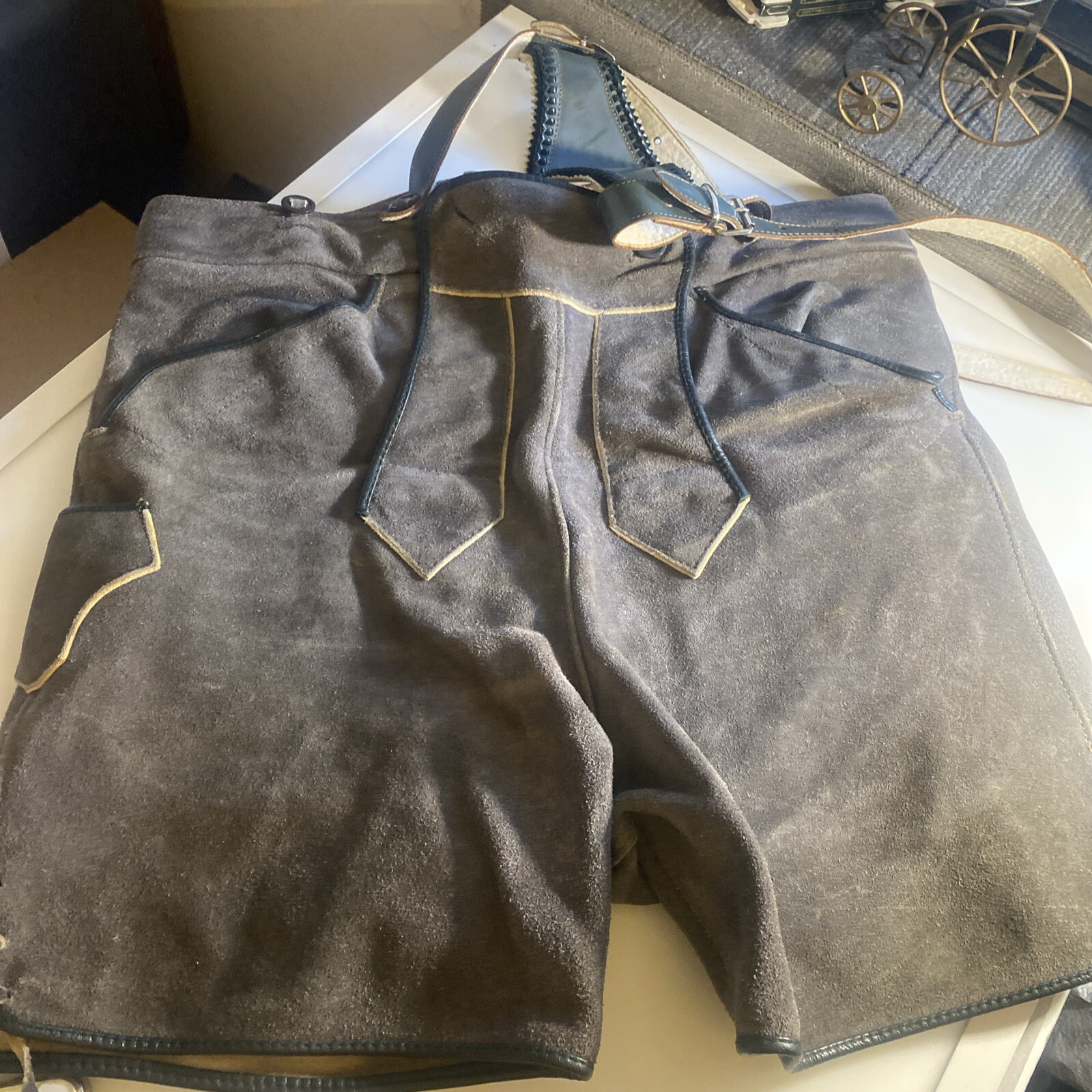 VTG German Lederhosen Size 46 Gray Suede Oktoberfest PLUS Boy’s 3brbb