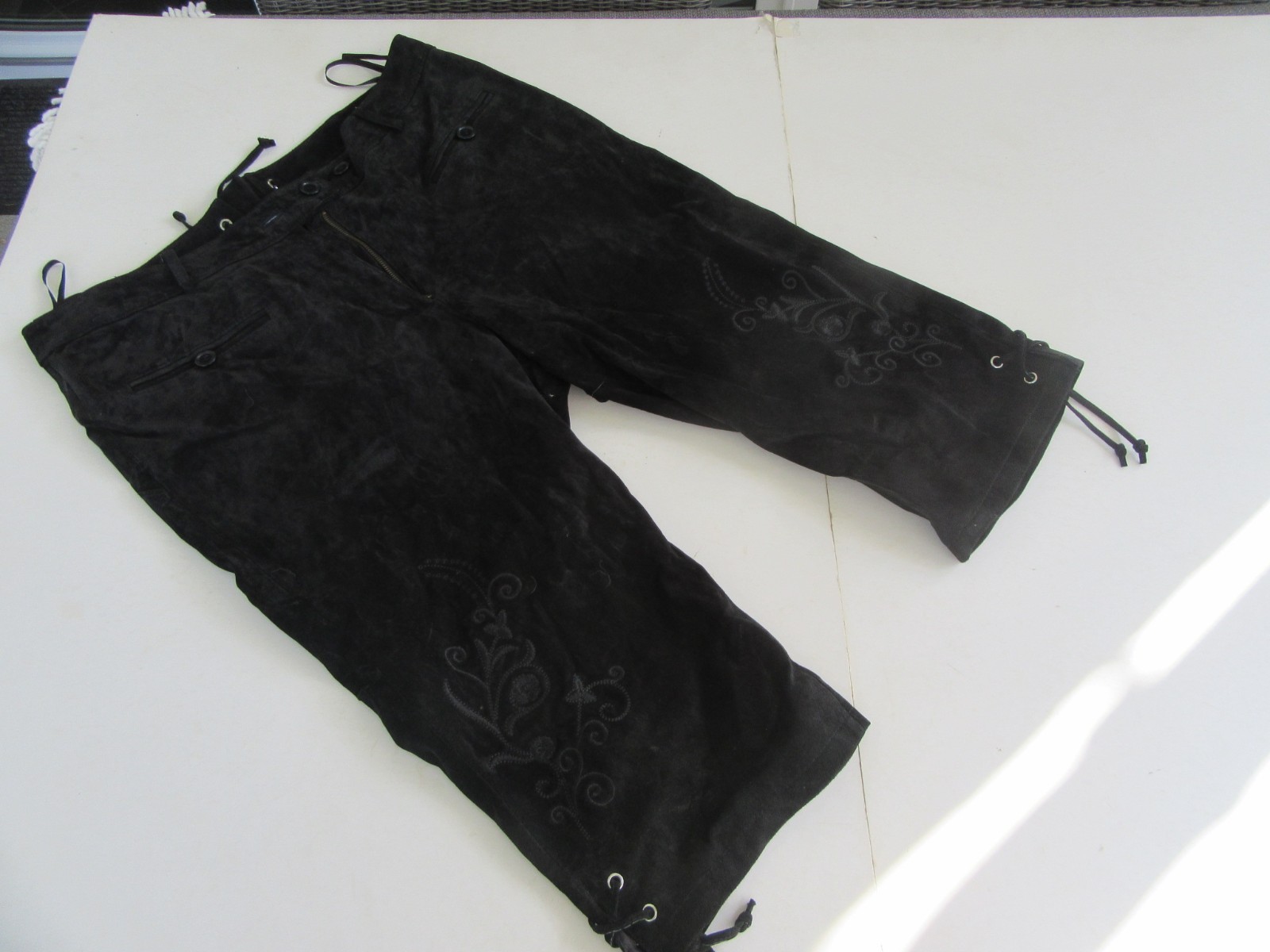 Half Length Black Lederhosen Size 44 Suede Embroidered Oktoberfest Costume