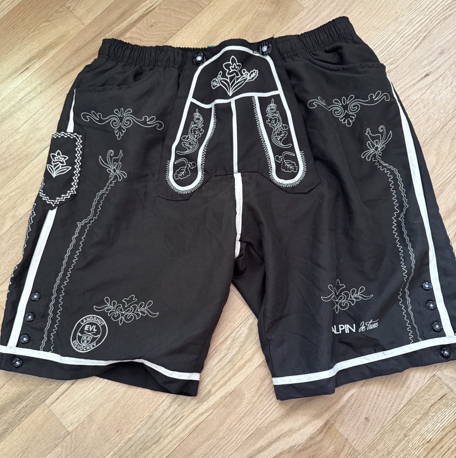 Alpin de Suisse Men’s Oktoberfest Lederhosen Style Shorts Black Embroidered XXL