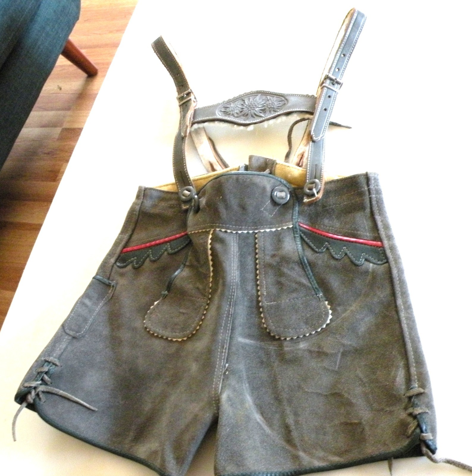 VINTAGE GENUINE LEATHER CHILDS GRAY LEDERHOSEN SHORTS w/SUSPENDERS Oktoberfest