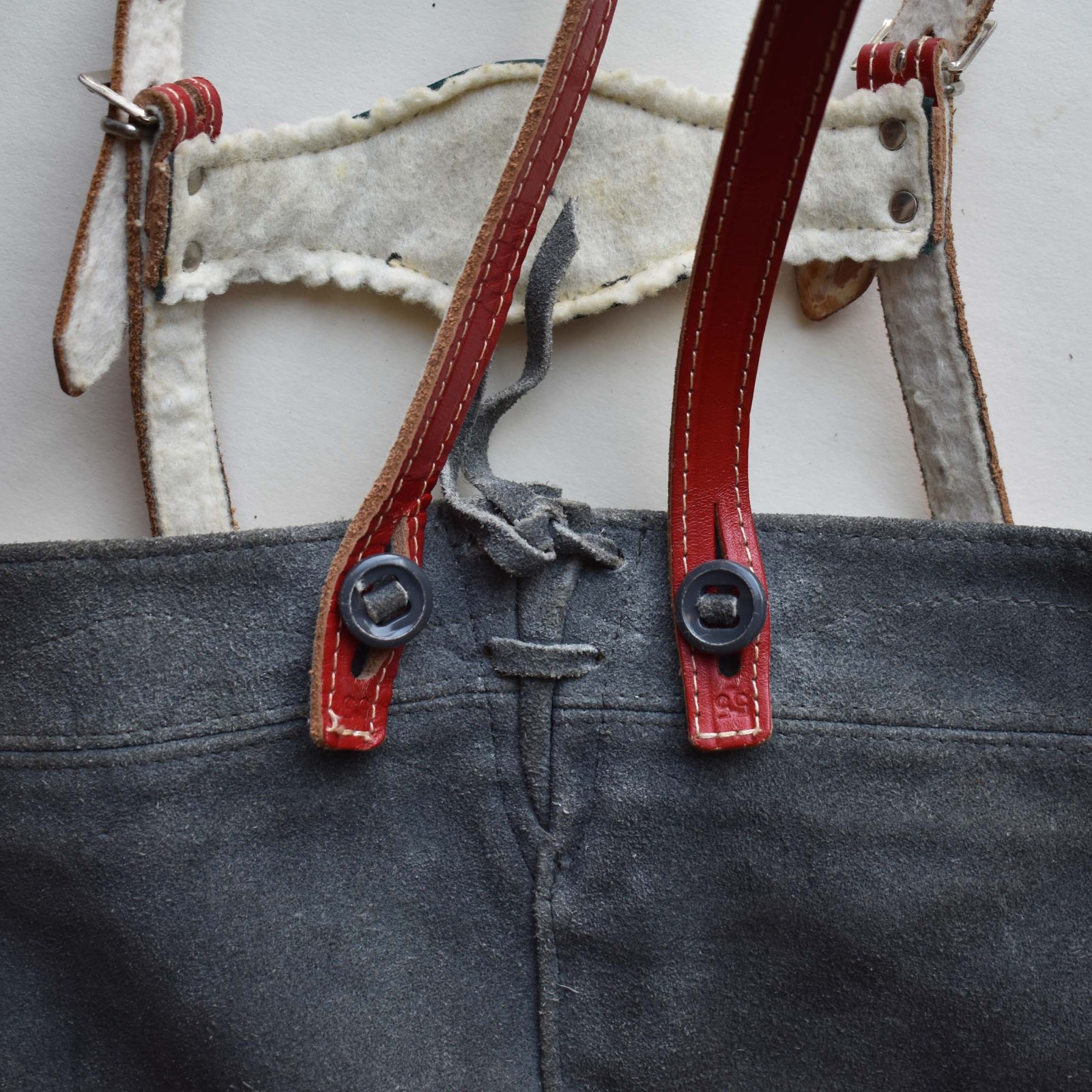 Boy’s Lederhosen – Authentic Vintage 70s German Leather Shorts – Suspenders -22W