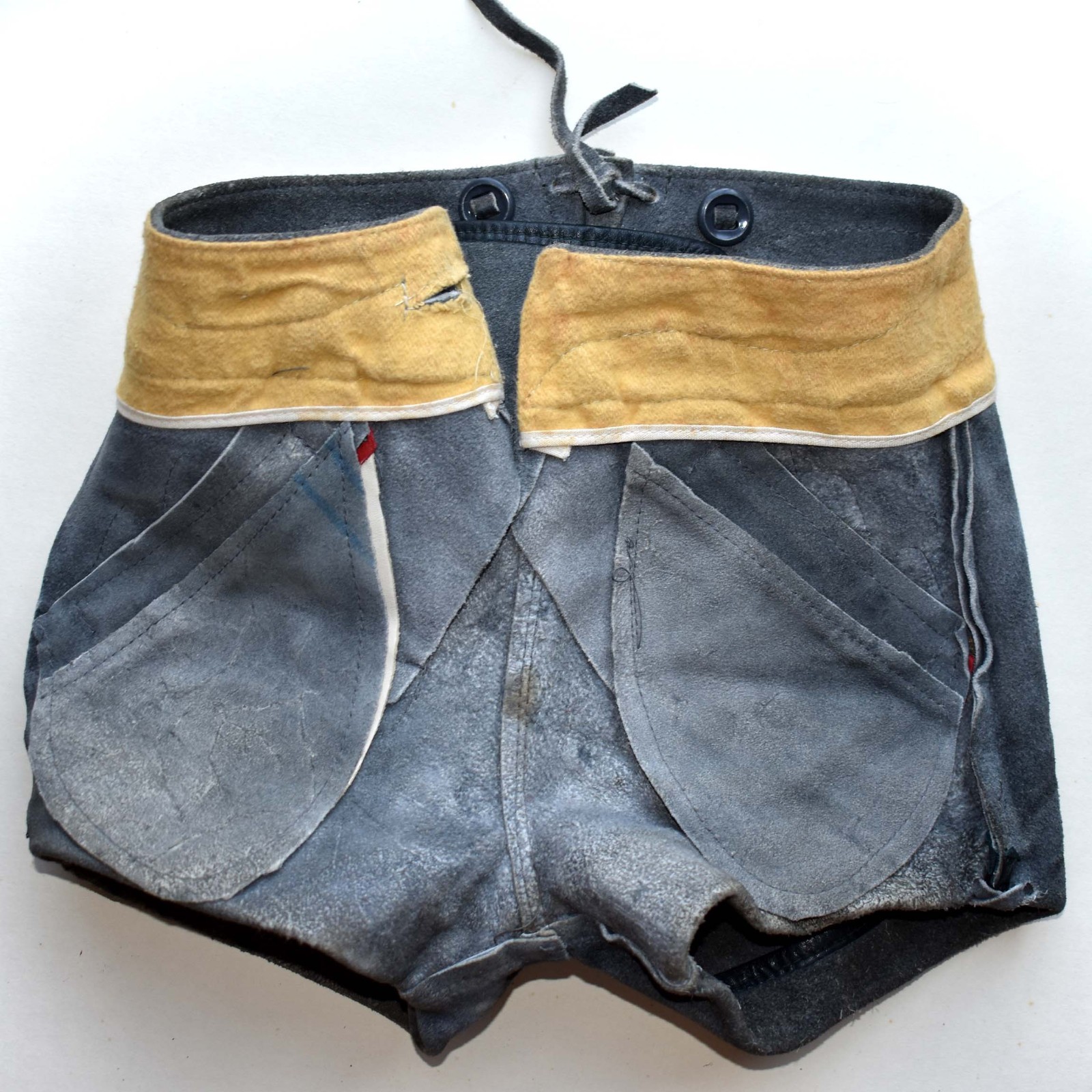 Boy’s Lederhosen – Authentic Vintage 70s German Leather Shorts – Suspenders -22W