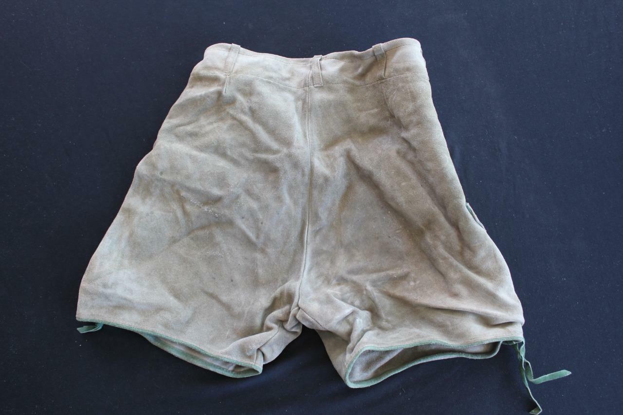 VINTAGE 1970’S GRAY GREEN SUEDE AUTHENTIC SUEDE LEDERHOSEN SHORTS SIZE 26″ WAIST