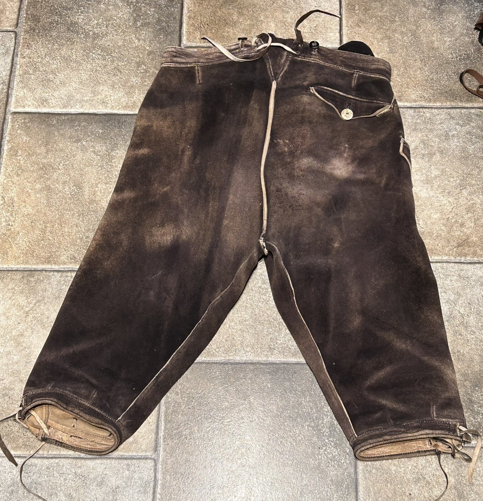 Antike Trachten Hirschleder Kniebund-Lederhose gestickt, m. Gesäß-, Messertasche