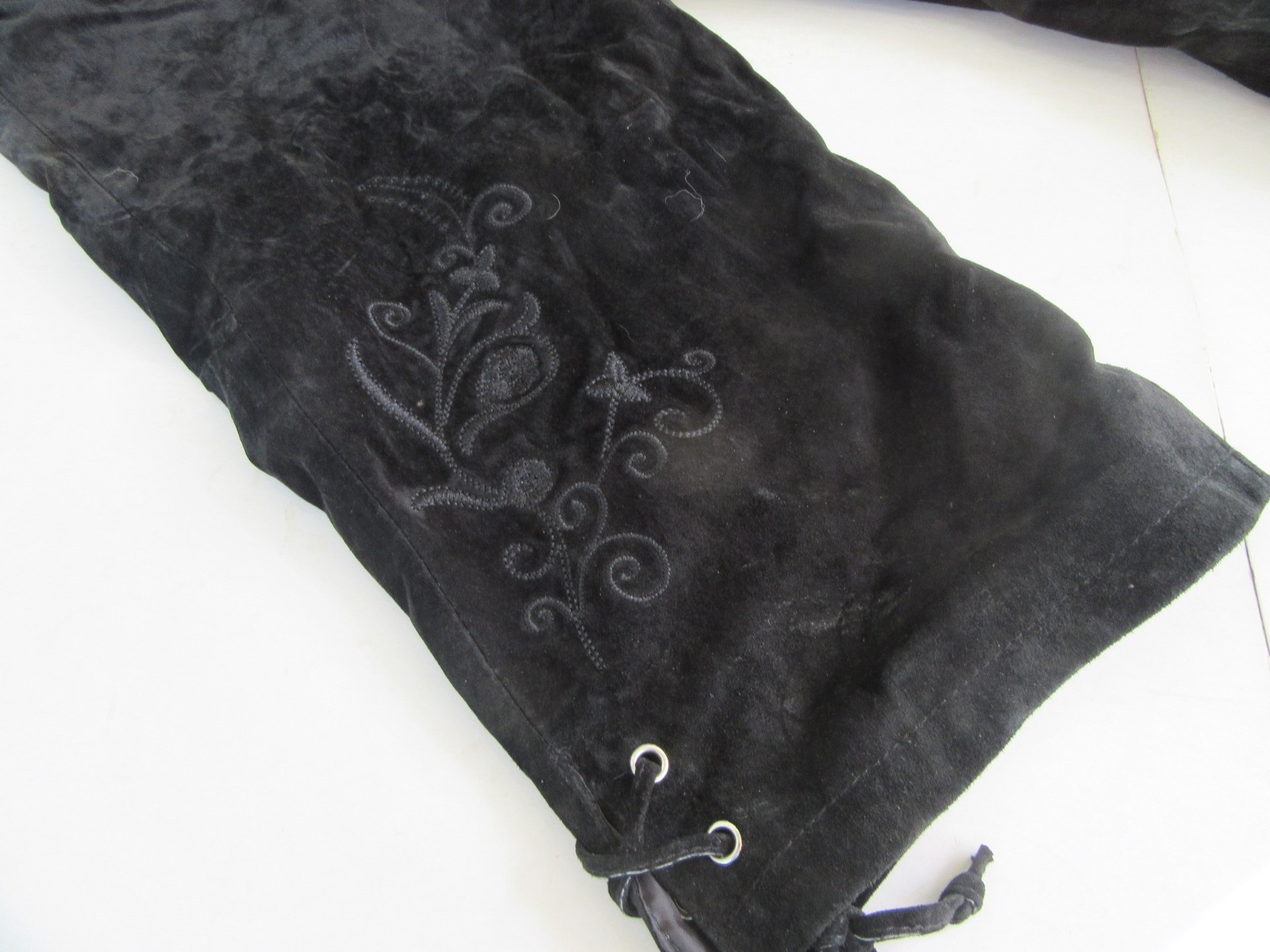 Half Length Black Lederhosen Size 44 Suede Embroidered Oktoberfest Costume