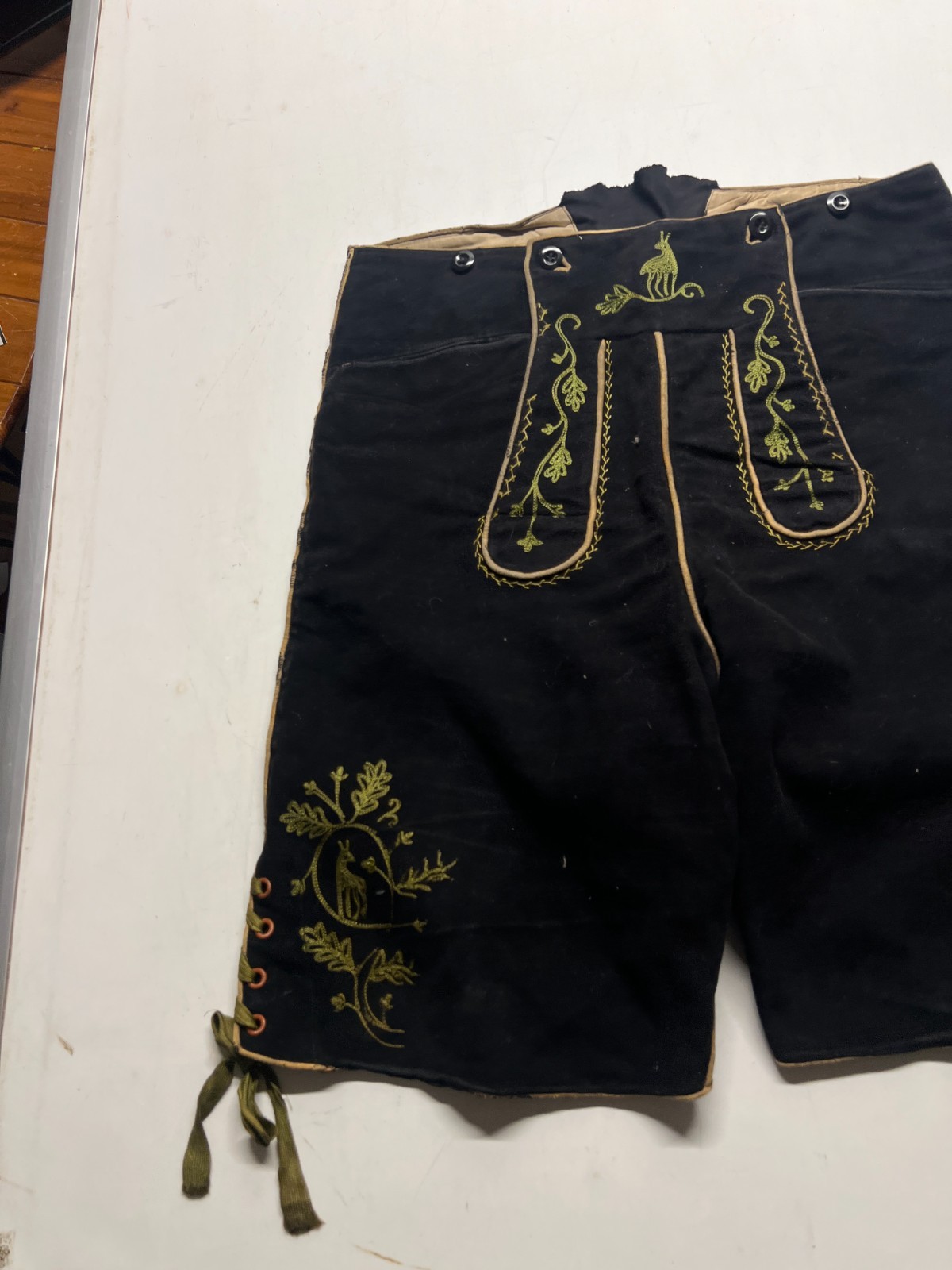 Lederhosen Suede Leather Shorts Black Bavarian Festive Embroidery Mens Sz 16×9.5