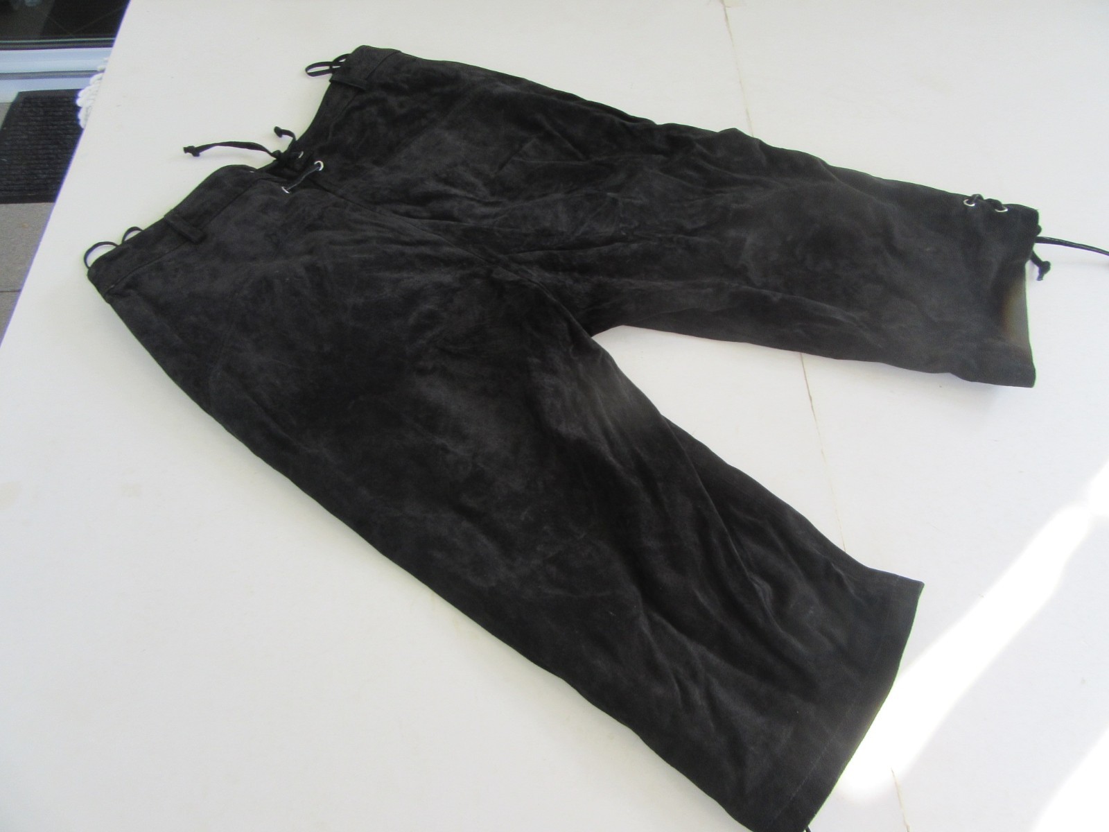 Half Length Black Lederhosen Size 44 Suede Embroidered Oktoberfest Costume
